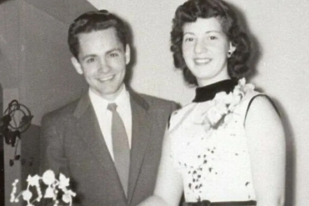 Vintagekuva, jossa nuori Charles Manson leikkaa hääkakkua tuoreen vaimonsa kanssa. Pari katsoo kameraan hymyillen. 