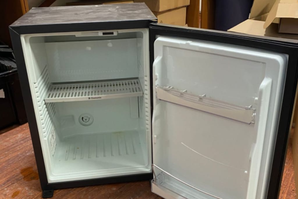 Hotellin baarijääkaappi, jonka ovet ovat avattuna. 