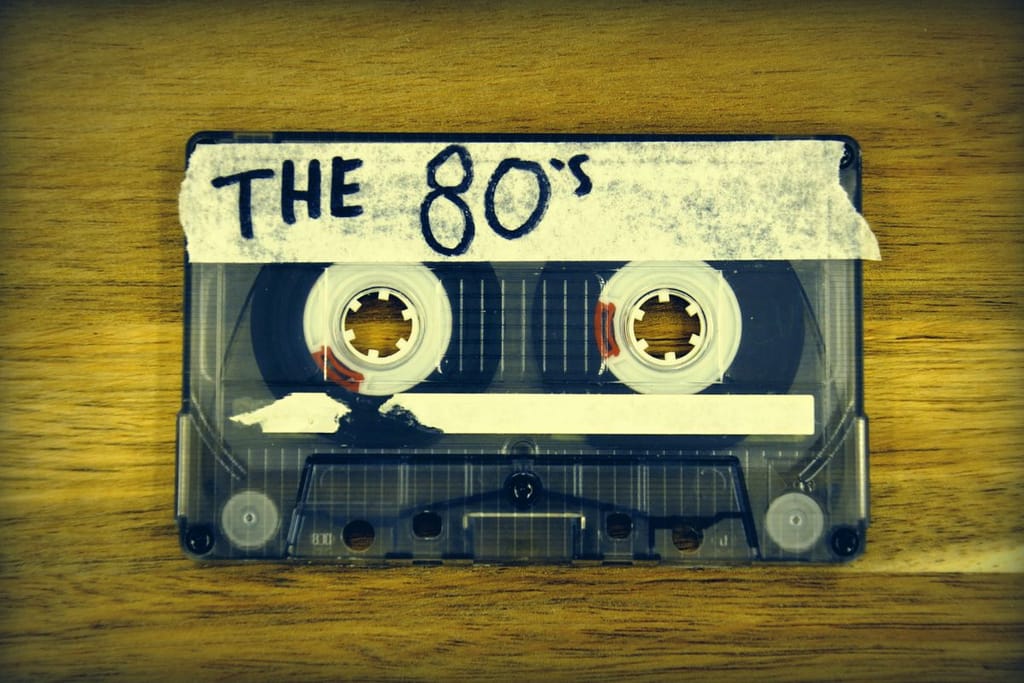 Musta c-kasetti, jonka päälle on liimattu maalarinteipinpala johon on kirjoitettu tussilla englanniksi THE 80'S. 