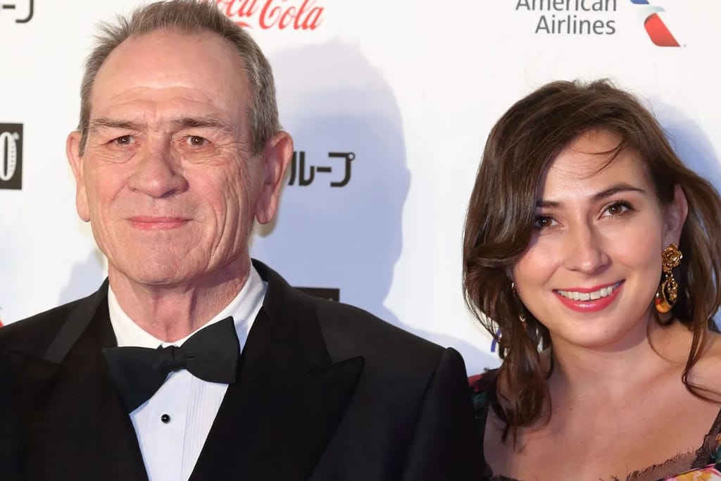 Tommy Lee Jones yhdessä tyttärensä Victoria Jonesin kanssa. Isä ja tytär poseeraavat punaisella matolla. Nainen katsoo hymyillen kameraan isänsä vierellä.