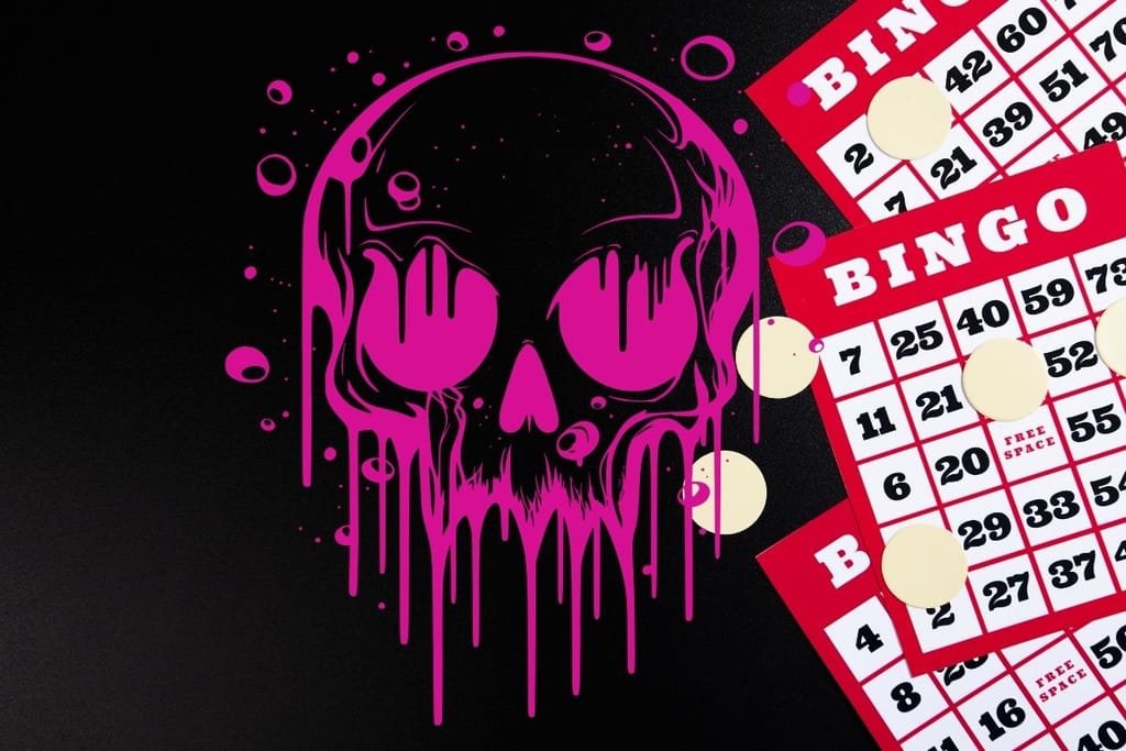Graafinen pinkki pääkallo ja bingokortteja mustalla taustalla, kuva viittaa synkkään tai ironiseen teemaan.