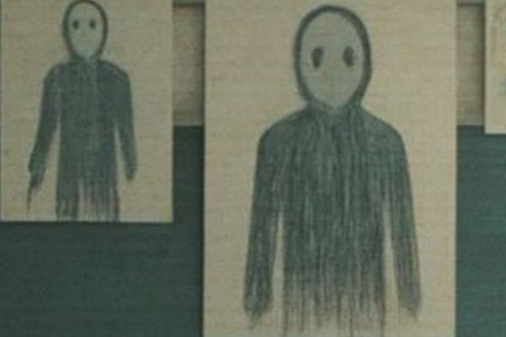 Lähikuva kahdesta lasten piirustuksesta, joissa esitetään samanlainen tumma, seisova ihmishahmo ilman suuta. Hahmojen kasvot ovat vaaleat ja ilmeettömät, silmät tummat ja yksinkertaisesti piirretyt.