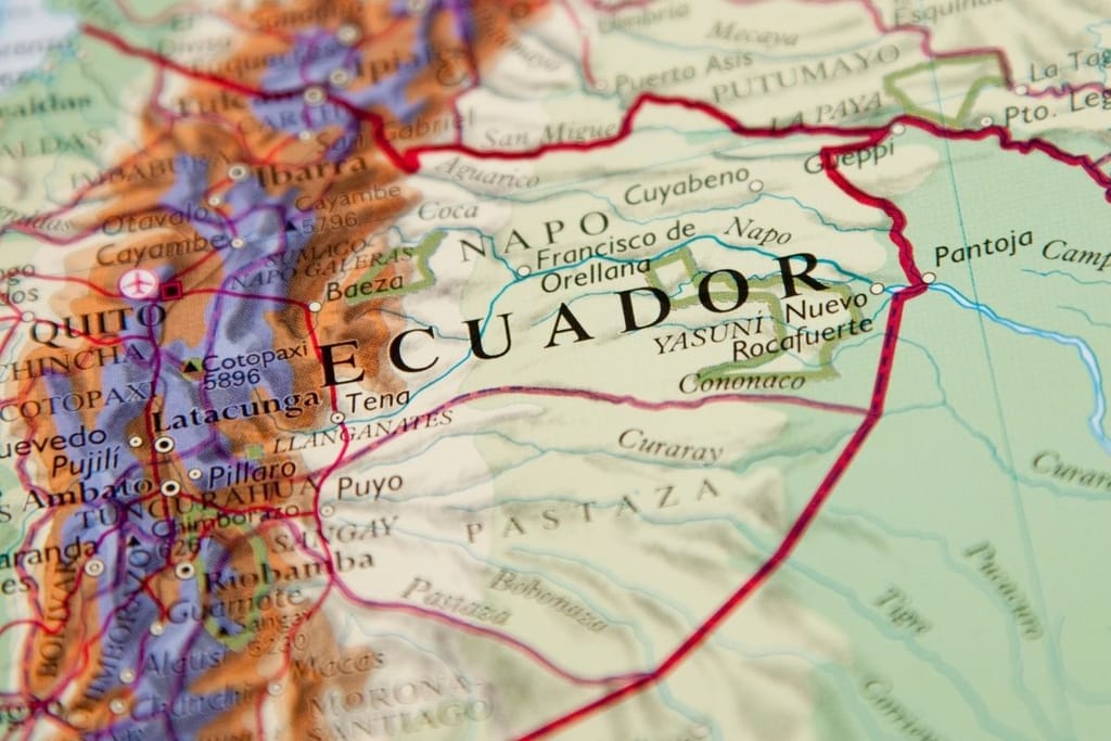 Ecuadorin kartta, jossa rajat on piirretty punaisella ja pinnankohoamiset merkitty väreillä.