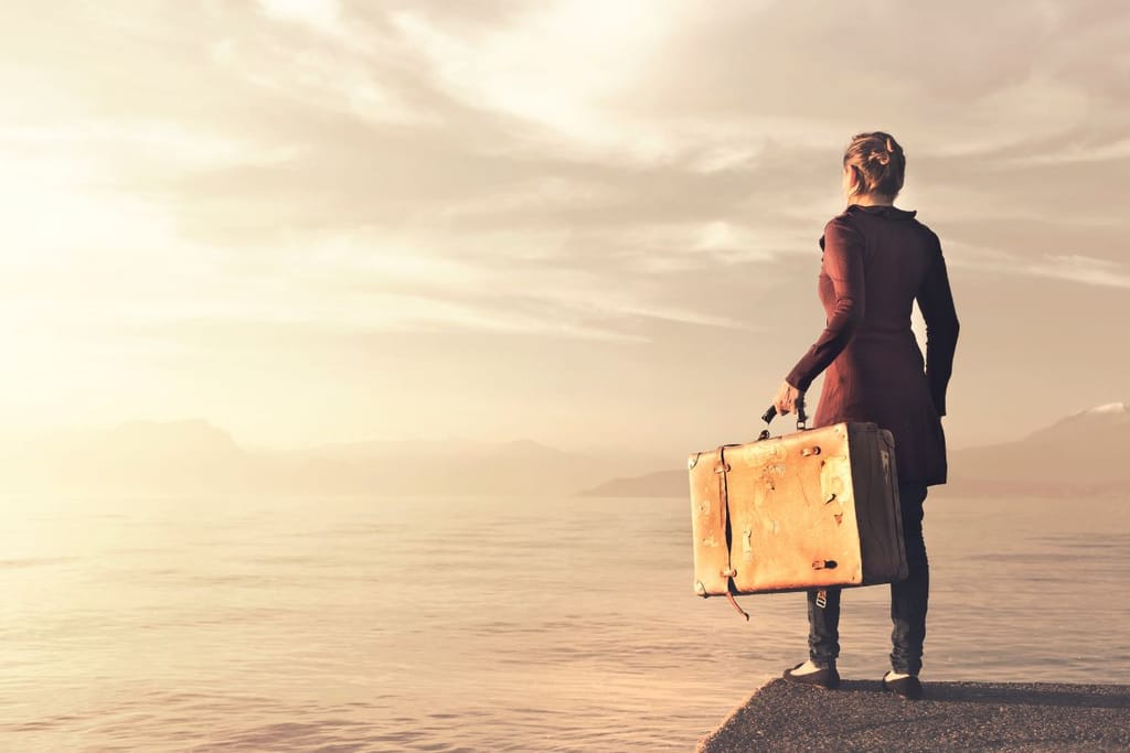 Nainen seisoo unenomaisessa maisemassa matkalaukku kädessään ja näyttää kuin olisi menossa kävelemään vettä pitkin. 