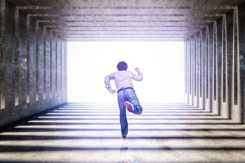 Henkilö juoksee valoa kohti pitkän betonikäytävän läpi, symbolinen kuva pakenemisesta tai uuden alun etsimisestä.