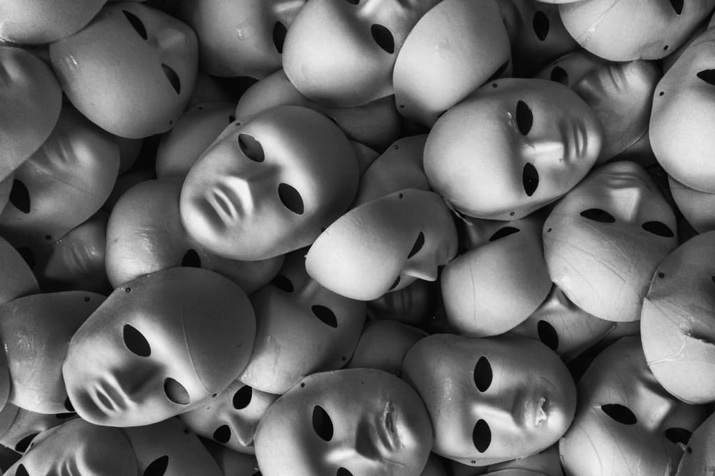 Useita ilmeettömiä valkoisia kasvomaskeja pinossa. 