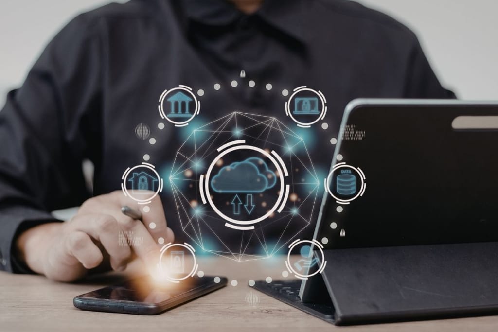 Henkilö käyttää kannettavaa tietokonetta, jonka näytöllä on ChatGPT-palvelun käyttöliittymä.
