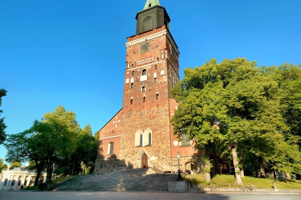 Turun tuomiokirkko on Suomen kansallispyhäkkö ja kaupungin keskeinen symboli.