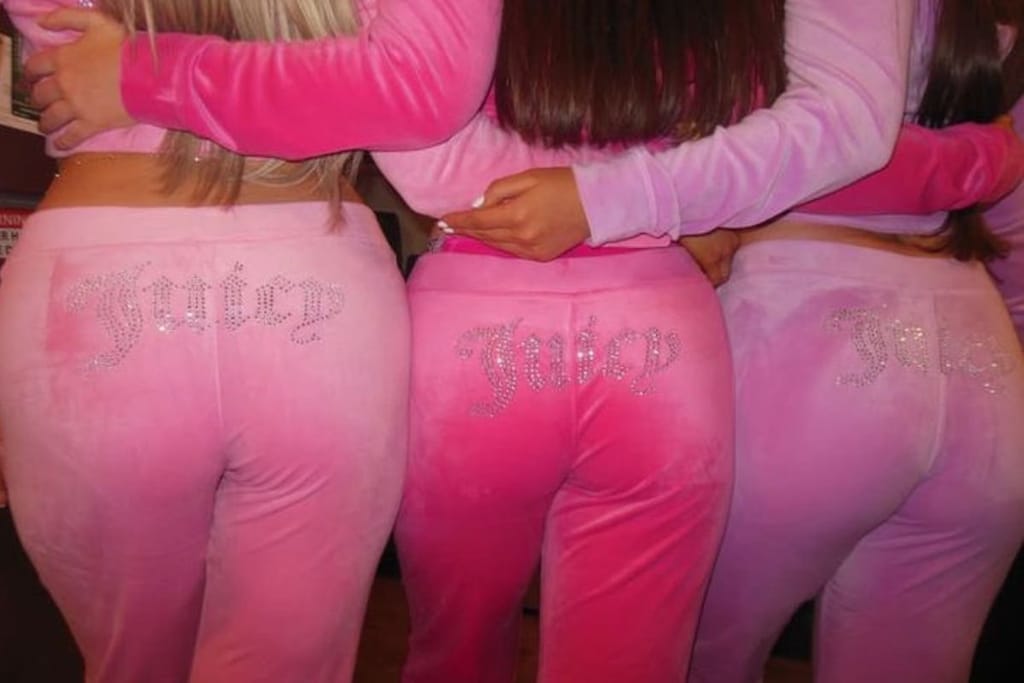 Kolme naista pyllistää kameralle pinkeissä Juicy Couture -oloasuissa, jotka olivat 00-luvulla muodissa. He poseeraavat kameralle ajan hengen mukaisesti provosoivasti ja pitävät toisiaan kädestä.