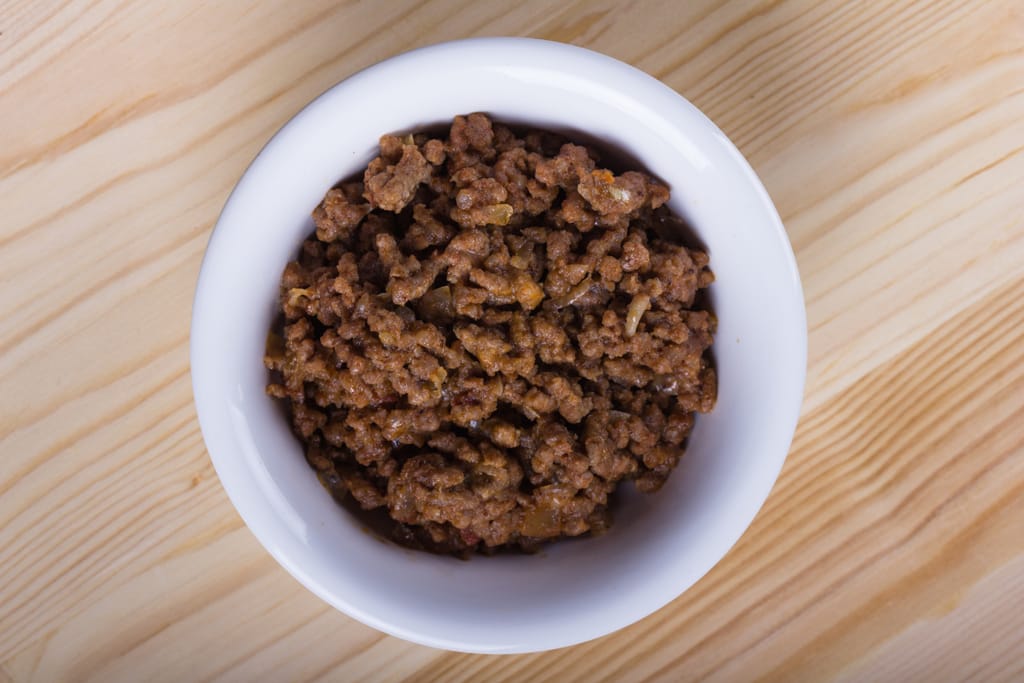 Rapeaksi paistettua, ruskistettua jauhelihaa kulhossa pöydällä.