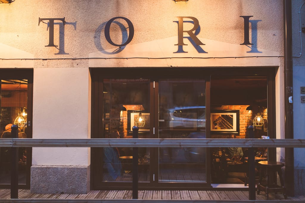 Olutravintola Konttorin ulkoseinä ja  kyltti kadulta päin kuvattuna. 