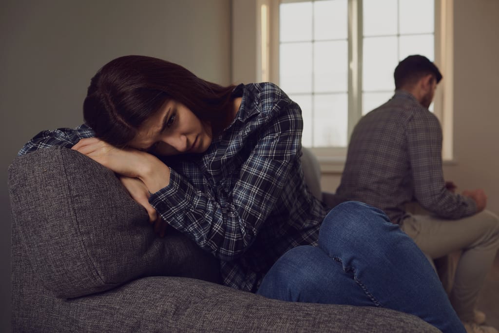 Moni elää onnettomassa suhteessa, koska tuttuus vetää puoleensa. Tutkimuksen mukaan moni jää onnettomaan suhteeseen tästä yleisestä syystä.