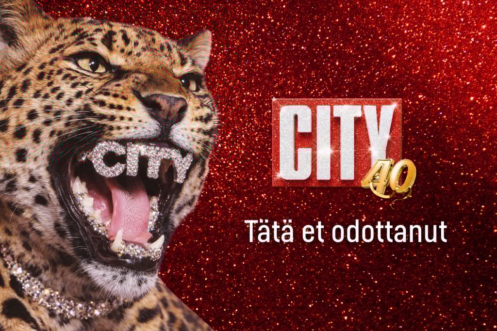 Leopardi murisee punaisella glittertaustalla, suussaan timantinkimalteinen teksti ”CITY”. Kuvassa näkyy myös logo ”City 40” ja teksti ”Tätä et odottanut”.