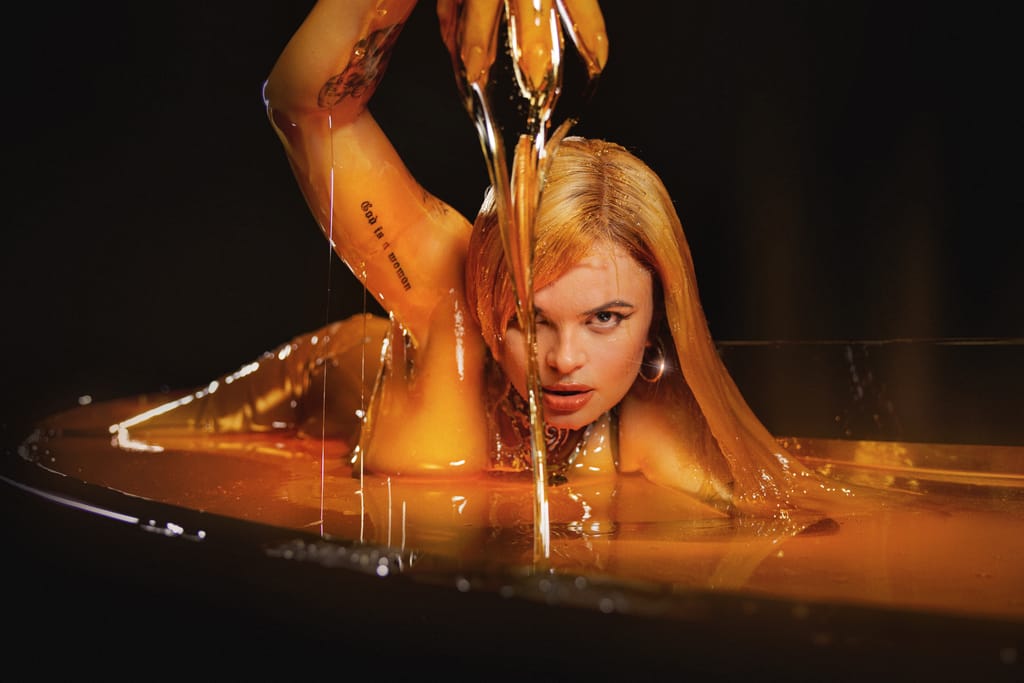 Erika Vikman kylpee hunajassa