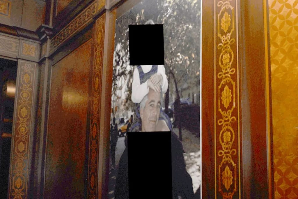 Koristeellinen sisätila, jossa seinällä on kehystetty valokuva Jeffrey Epsteinistä ja hänen harteillaan istuvasta lapsesta; lapsen kasvot ja kuvan alaosa on peitetty mustilla laatikoilla.