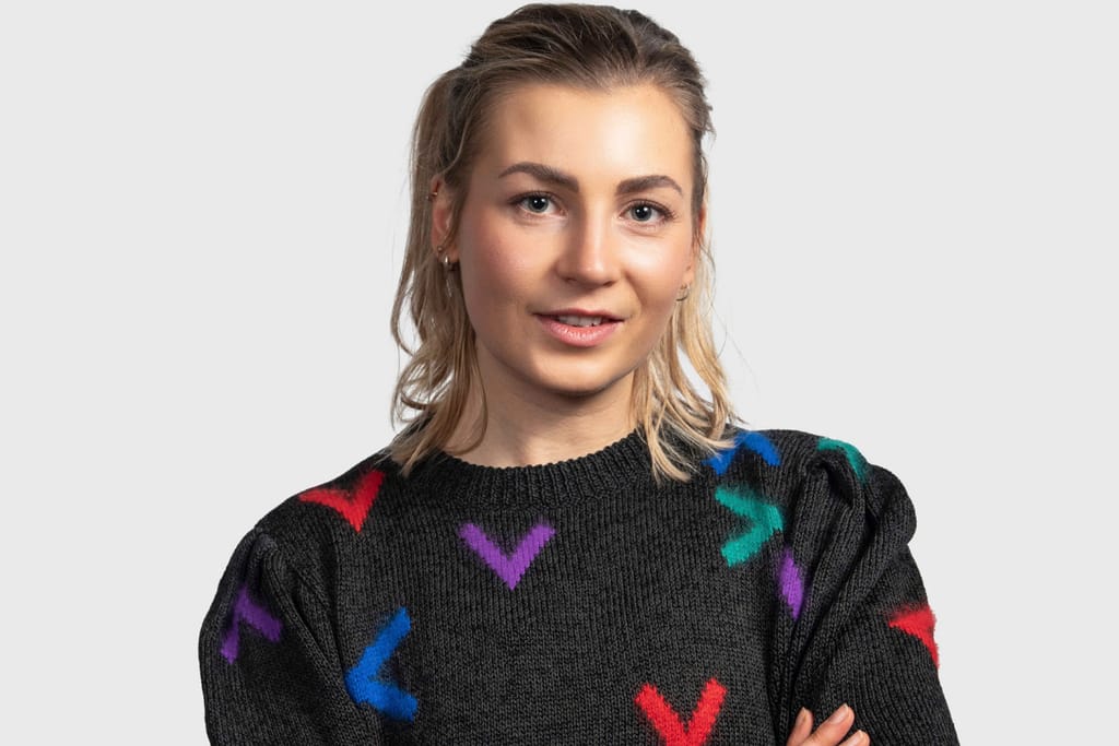 Karoliina Tuominen vaalealla taustalla