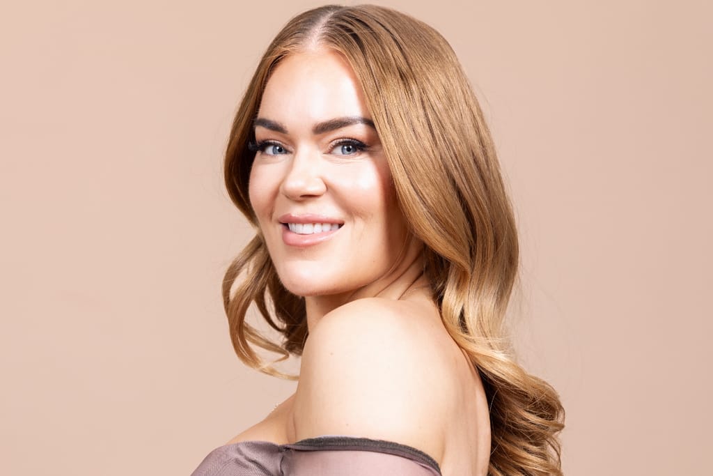 Rosanna Kulju beigellä taustalla hymyillen.