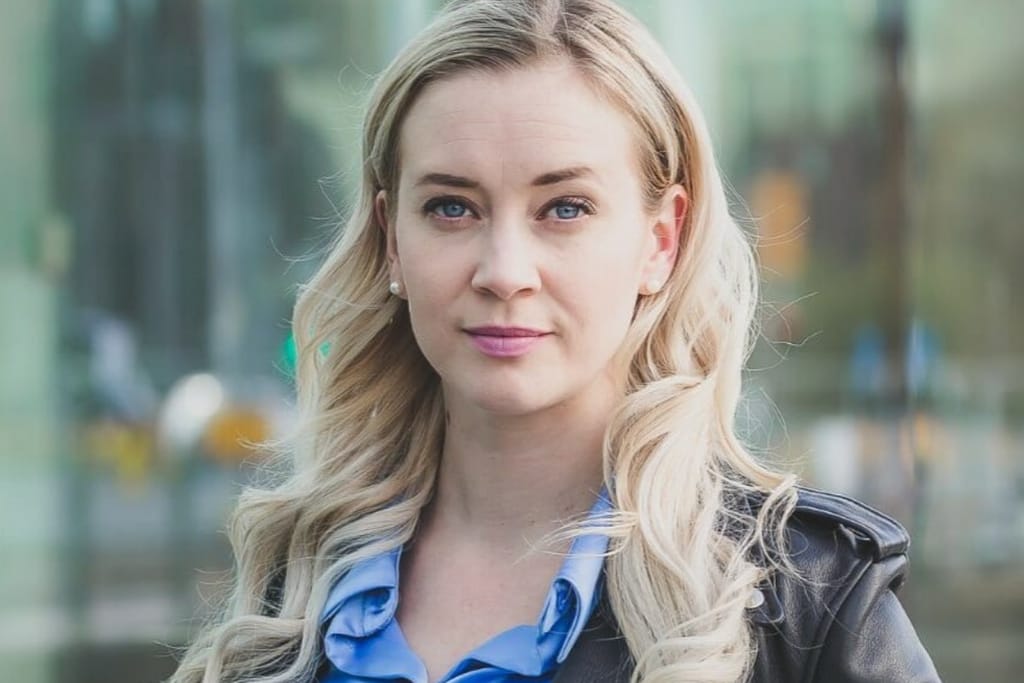 Sofia Virta luonnonvalossa ulkona