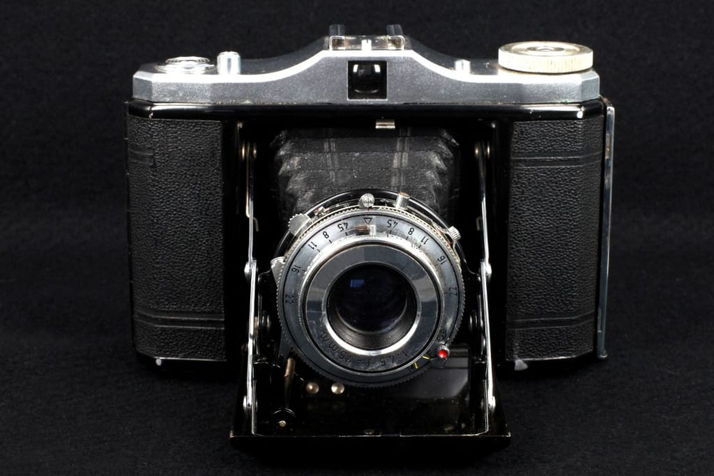 Zeiss Ikon Baby Ikonta -camera. Vanha musta vintage-kamera, jossa on hopeiset osat.
