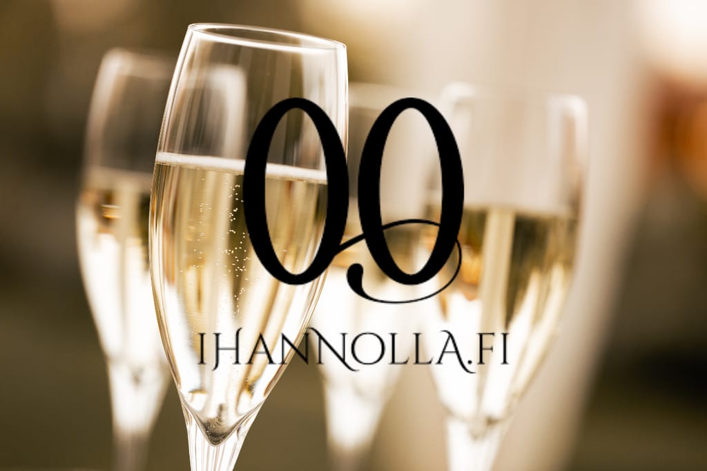 Kuohuviinilaseja, joiden päällä on Ihannolla-brändin logo.