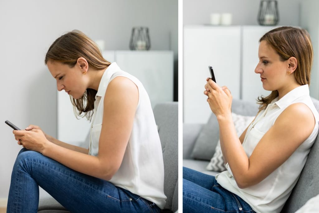 Vertailukuva: vasemmalla nainen katsoo puhelinta kumarassa asennossa, oikealla hän pitää puhelinta ylempänä ja istuu ryhdikkäämmin.