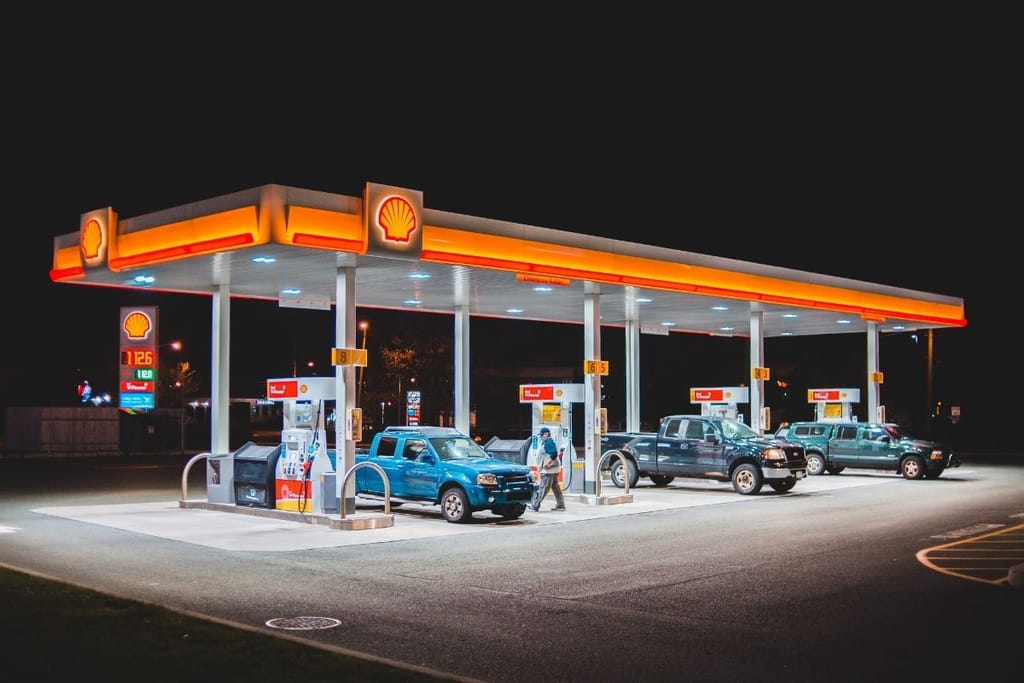 bensan hinta huoltoasemalla yöllä Suomessa – kallis polttoaine Shell-asemalla