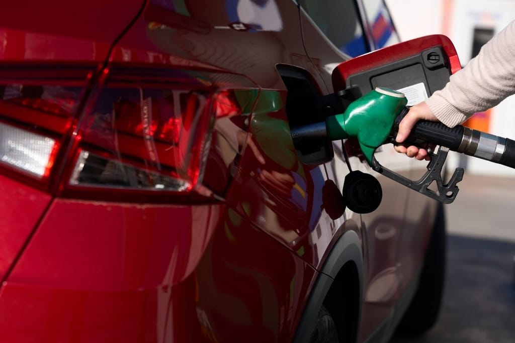 auton tankkaus bensapumpulla Suomessa – bensan hinta noussut 2026