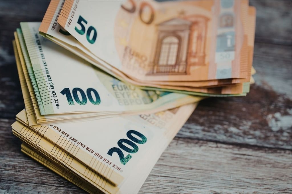 rahanippuja pöydällä