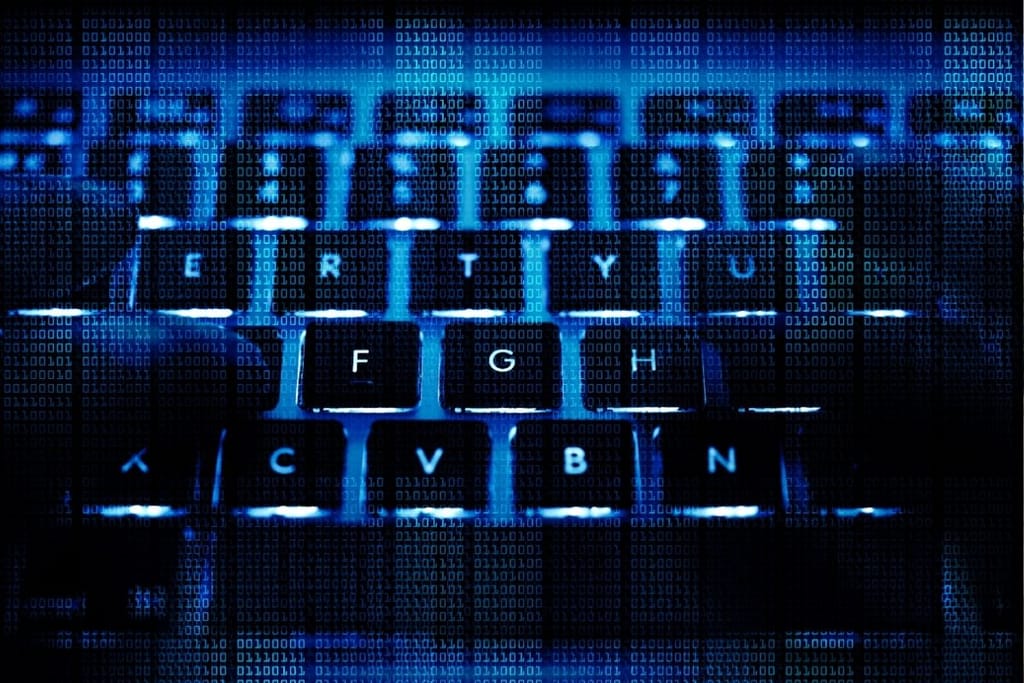 Tietokoneen näppäimistö ja digitaalinen koodi – raportti paljastaa CSAM-rikosten taustalla olevia ajatusmalleja