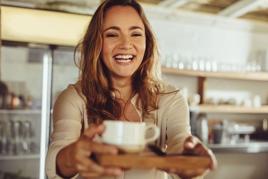 nainen juo kahvia kahvila stressin vähentäminen kahvin vaikutus mielialaan