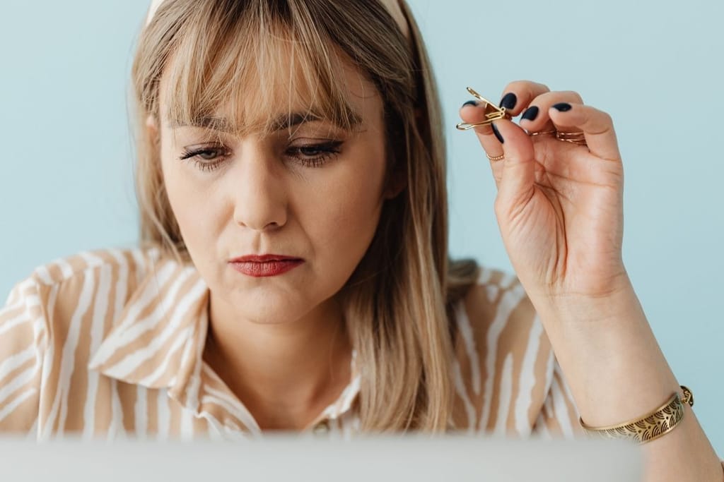 Nainen keskittyy tietokoneella.