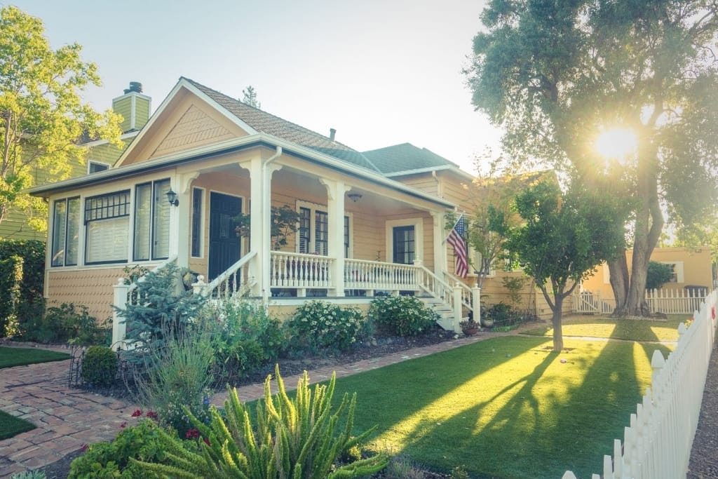 omakotitalo ja piha ilman lapsiperheen arkea