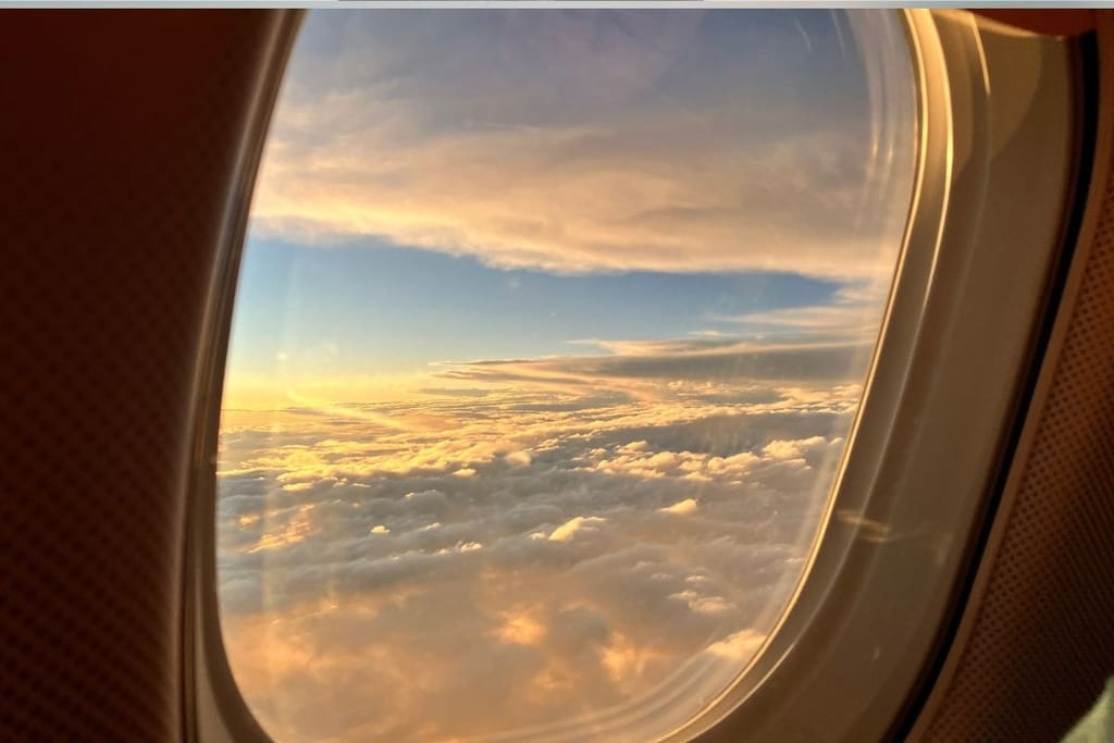 Näkymä lentokoneen ikkunasta taivaalla.