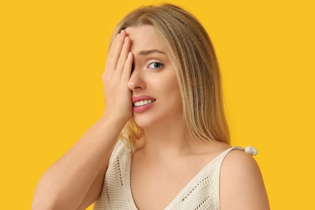 Nainen peittää kasvonsa myötähäpeästä – nolo tilanne ja kiusallisuus