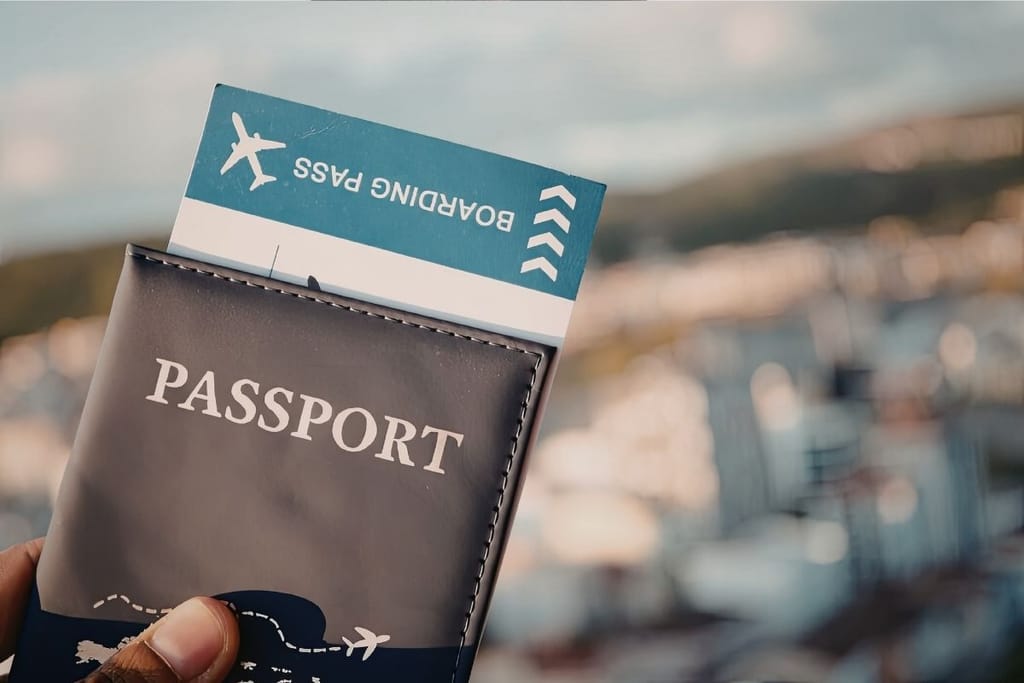 Passi ja lentolippu lomamatkalle.