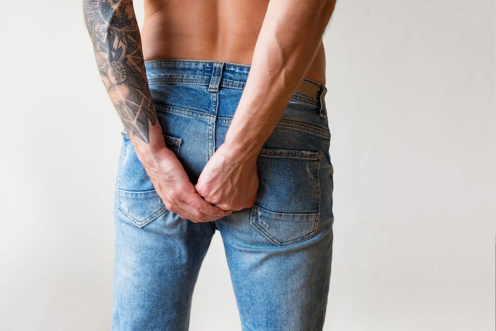 Mies pidättelee pierua farkuissa – kiusallinen tilanne arjessa