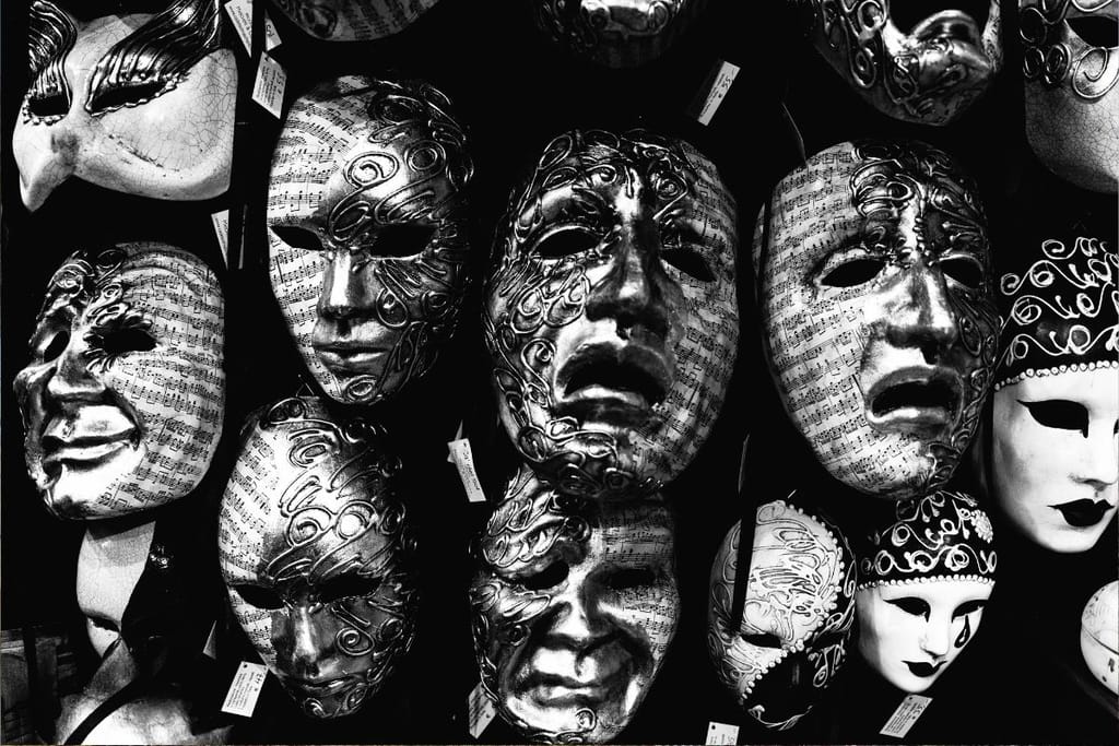 Teatterinaamioita rivissä – symbolinen kuva psykopaatin piirteistä ja kaksijakoisuudesta