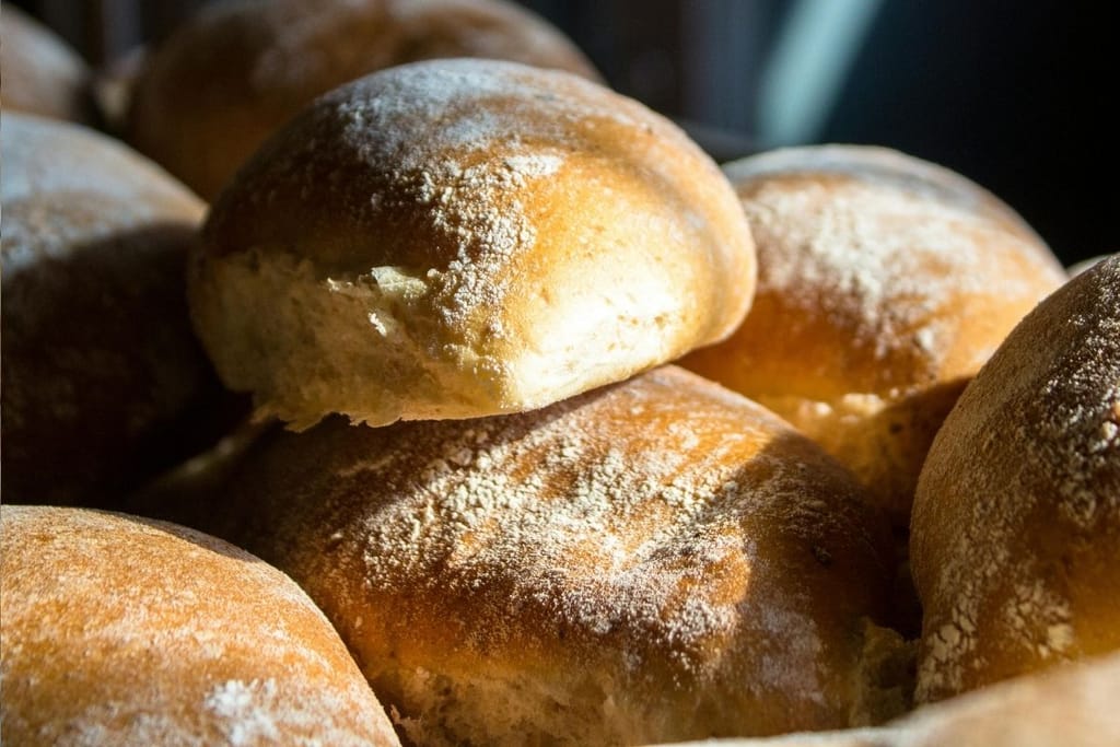 valmiit yön yli sämpylät uunista rapea kuori pehmeä sisus