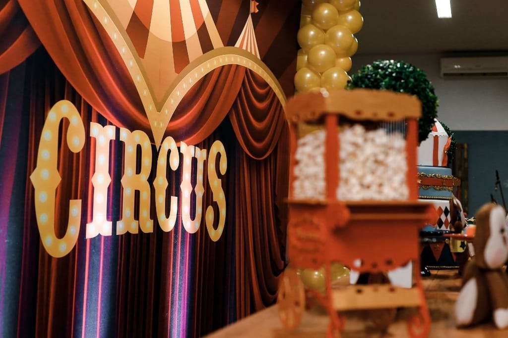 Sirkuslavaste ja Circus-kyltti – sirkustaiteilija rikkoi erikoisen maailmanennätyksen