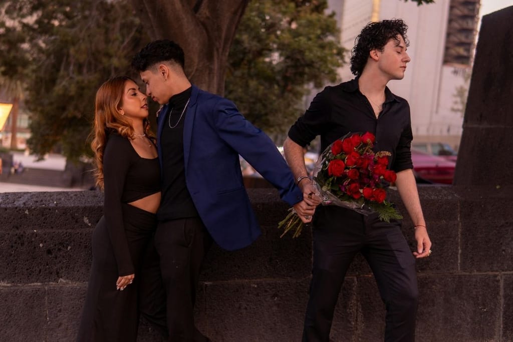 Kolmiodraama parisuhteessa – mies tuo kukkia mutta on kiinnostunut toisesta