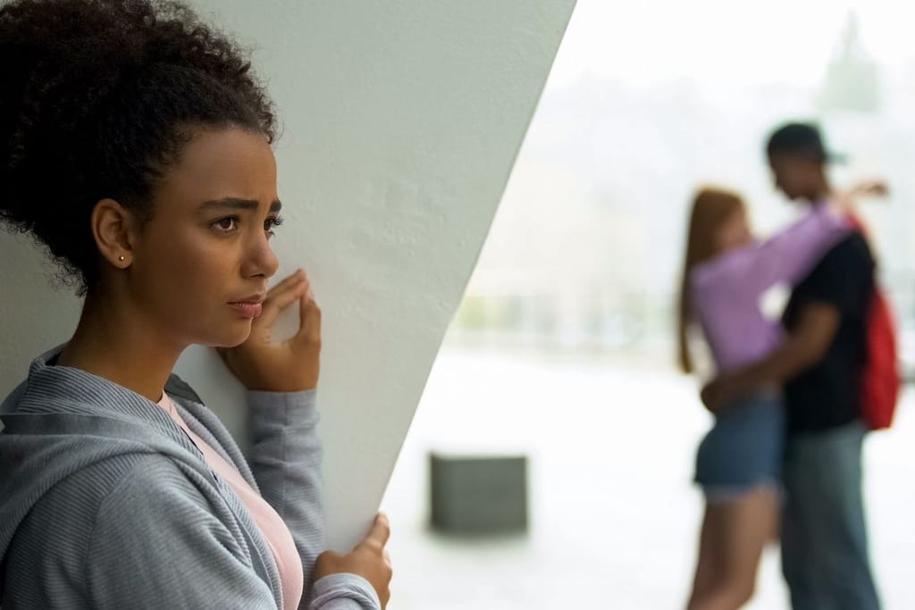 Nainen katsoo sivusta paria – epäilys uskottomuudesta ja ulkopuolisuuden tunne