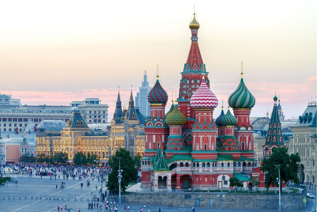Moskova Punainen tori ja Pyhän Vasilin katedraali iltavalaistuksessa Venäjällä 2026