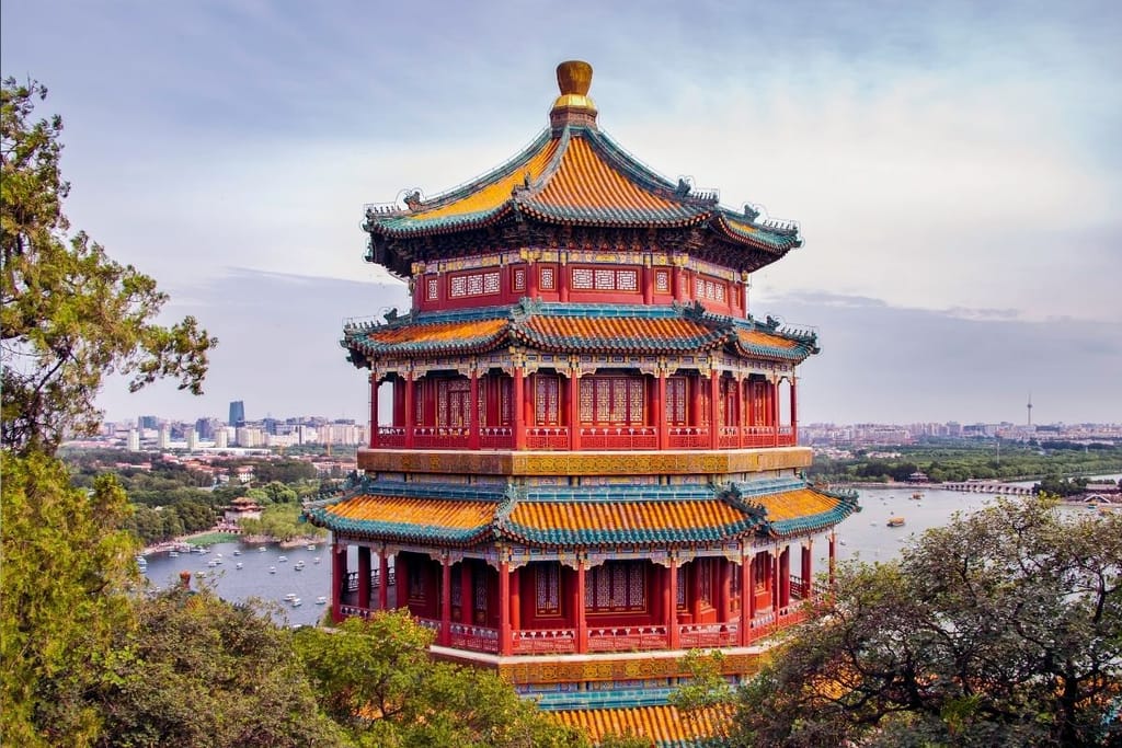 Kesäpalatsin pagodi Pekingissä kukkulan päällä järvimaisemassa