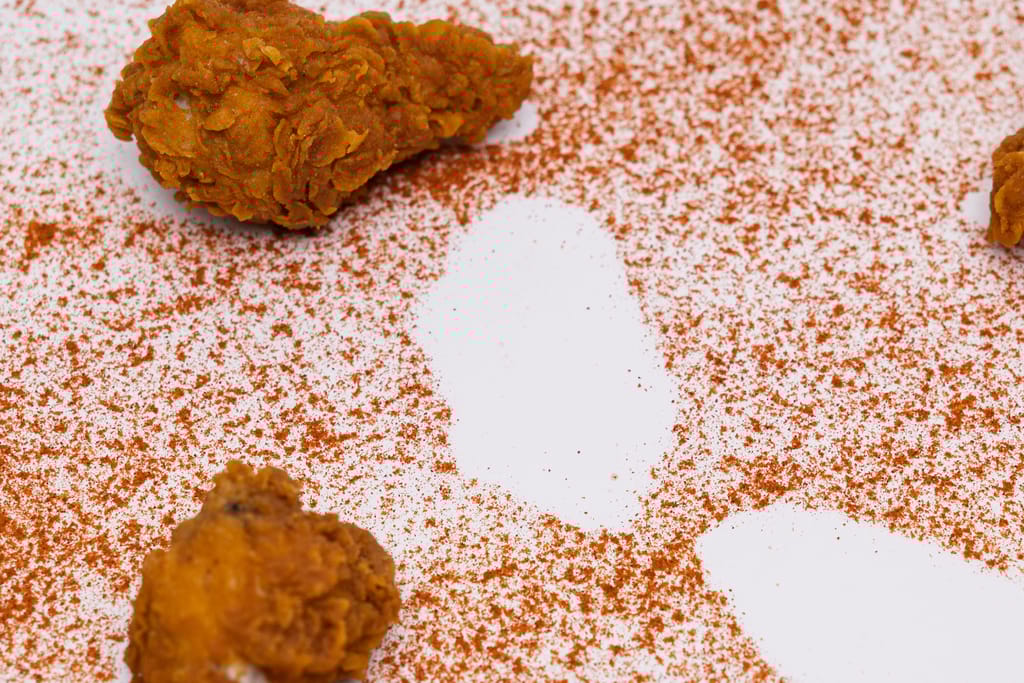 Frittikanaa maustepölyssä pöydällä.