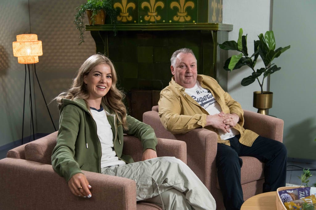 Koti koiralle -ohjelman juontaja Janni Hussi ja asiantuntija sohvalla.