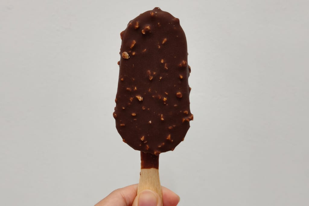 Suklaakuorrutteinen jäätelöpuikko.