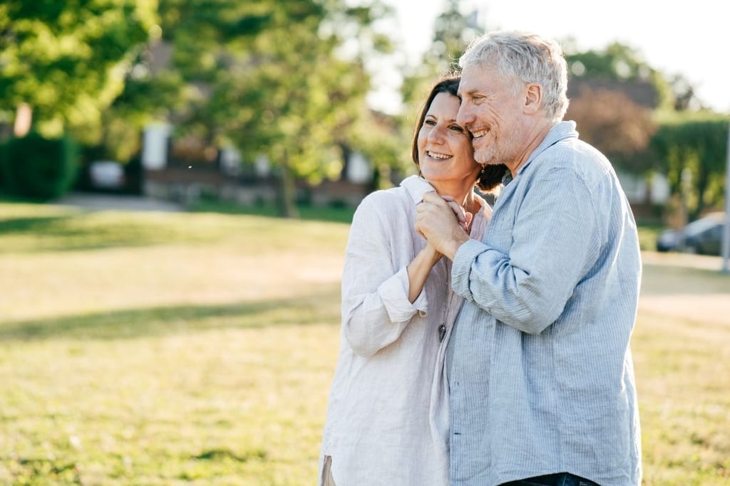 keski-ikäinen pariskunta nauttii elämästä uusi alku 50 vuotiaana