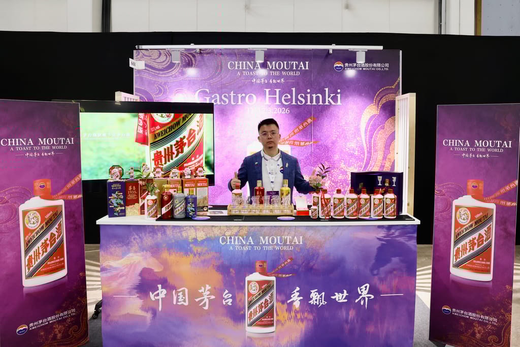 China Moutai -osasto Gastro Helsinki -messuilla, esillä juomapulloja ja maistiaisia tiskillä.
