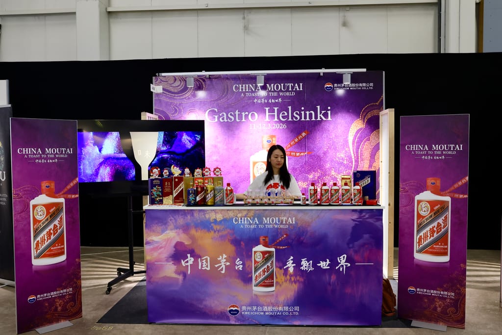 China Moutai -messuosasto Gastro Helsinki -tapahtumassa, esillä juomapulloja ja esittelijä tiskin takana.