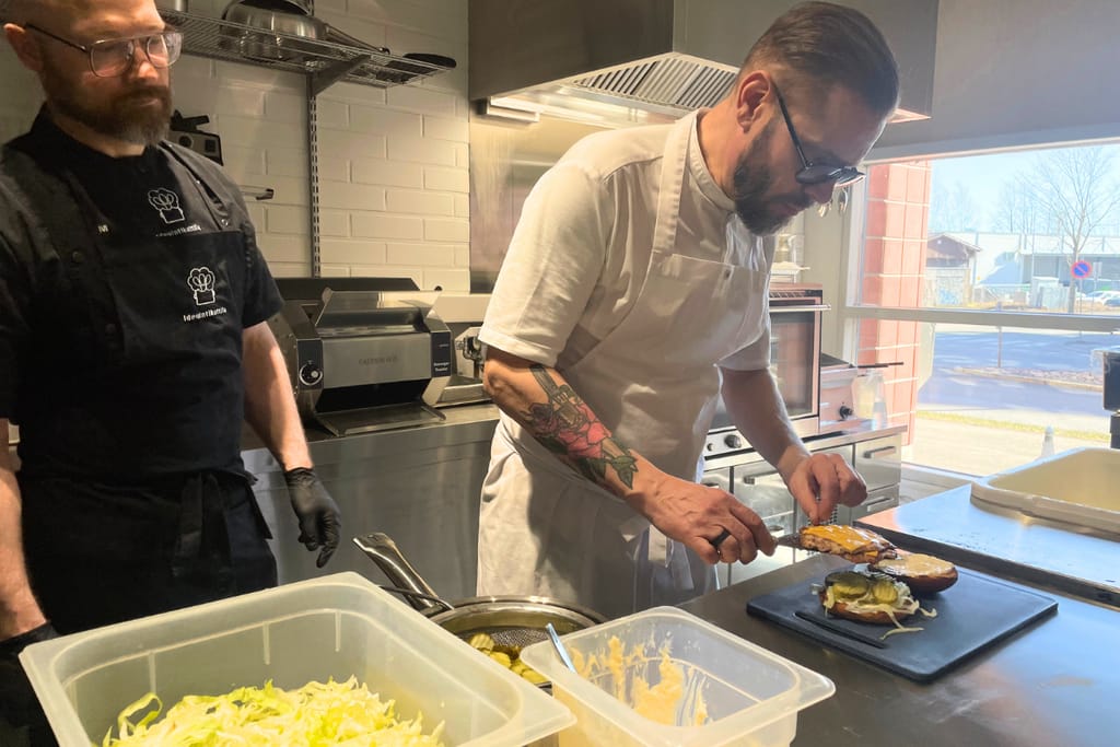 Risto Mikkola valmistaa kana-samshburgeria.